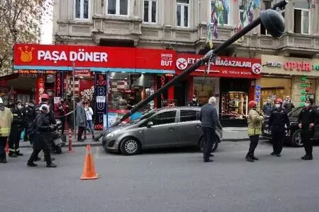 Şişli'de aydınlatma direği otomobilin üzerine devrildi