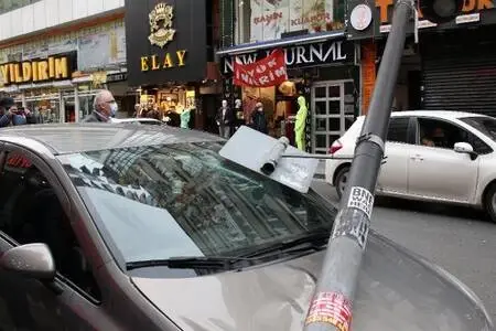 Şişli'de aydınlatma direği otomobilin üzerine devrildi