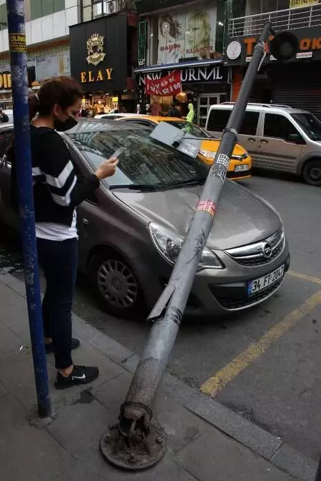 Şişli'de aydınlatma direği otomobilin üzerine devrildi
