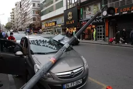 Şişli'de aydınlatma direği otomobilin üzerine devrildi