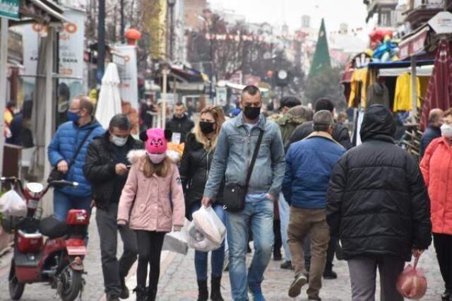 Son dakika: Cenaze anonslarının kaldırıldığı Edirne'de müzisyenler, sokakta konser veriyor