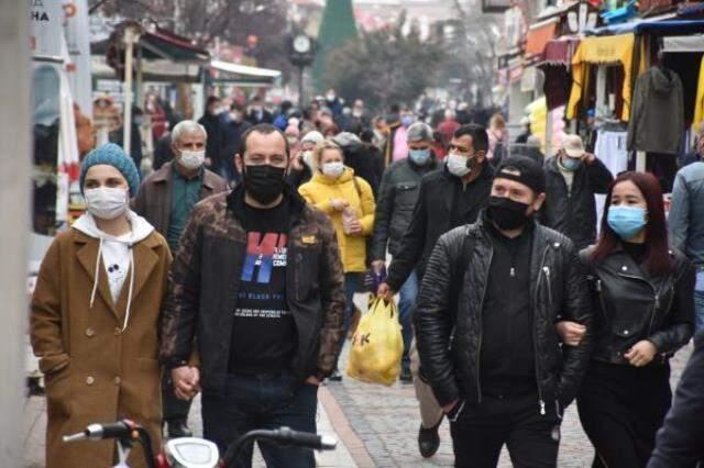 Son dakika: Cenaze anonslarının kaldırıldığı Edirne'de müzisyenler, sokakta konser veriyor