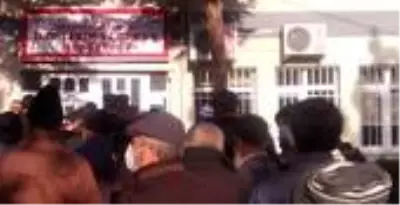Sosyal mesafesiz kuyruk pes dedirtti Sosyal mesafesiz kuyruk pes dedirtti