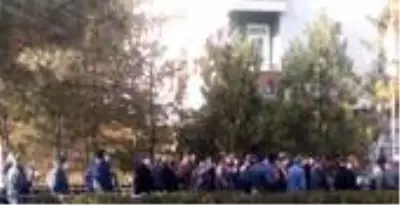 Sosyal mesafesiz kuyruk pes dedirtti Sosyal mesafesiz kuyruk pes dedirtti