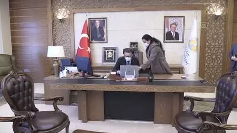 SÜ Rektörü Prof. Dr. Metin Aksoy, AA'nın 'Yılın Fotoğrafları' oylamasına katıldı SÜ Rektörü Prof. Dr. Metin Aksoy, AA'nın 'Yılın Fotoğrafları' oylamasına katıldı