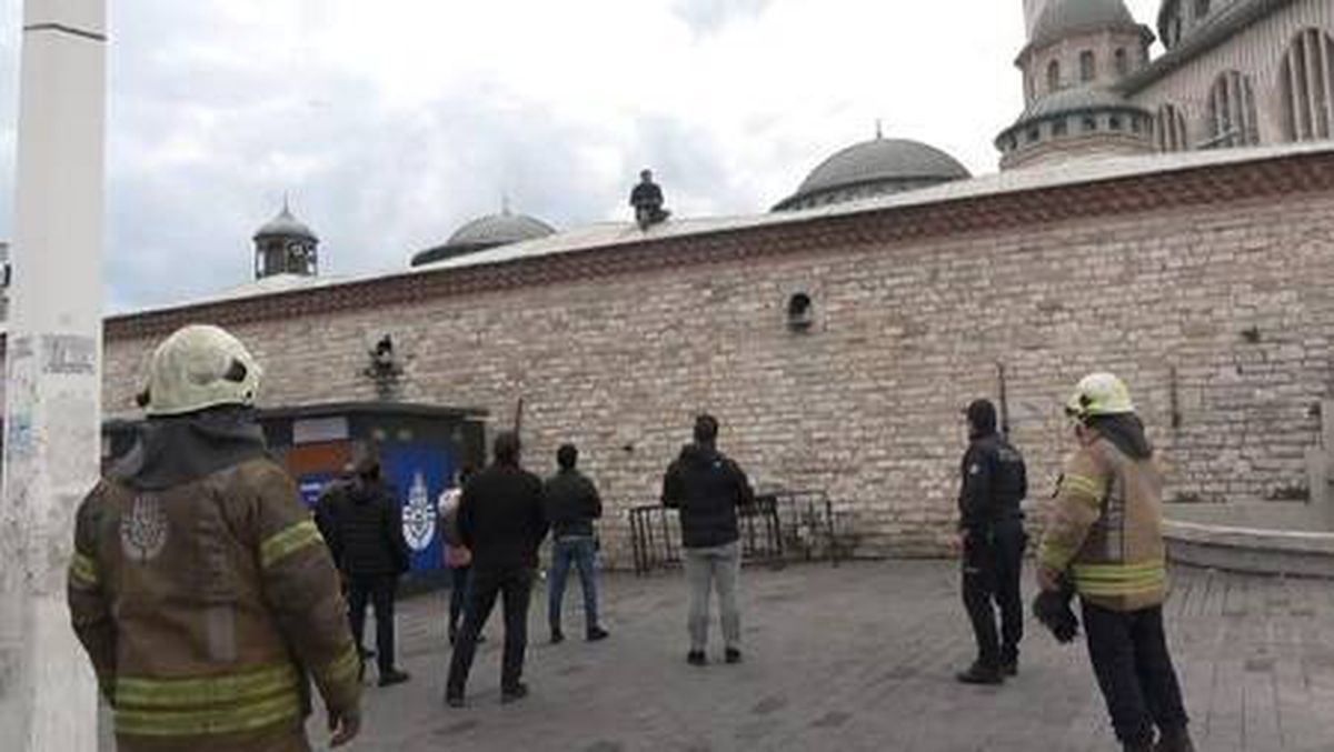 Son dakika haber | Taksim Camii duvarına çıktı, elindeki jiletle kendisine zarar vermeye başladı