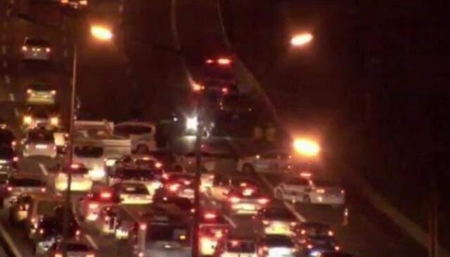 TEM'de üzerinden araç geçen kişi feci şekilde can verdi TEM'de üzerinden araç geçen kişi feci şekilde can verdi