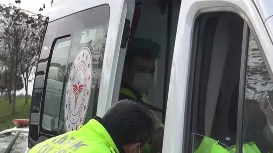 TEM Otoyolu'nda vatandaşlara sarkıntılık eden alkollü şahıs, polis ekiplerine saldırdı TEM Otoyolu'nda vatandaşlara sarkıntılık eden alkollü şahıs, polis ekiplerine saldırdı