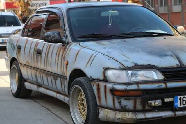 Sıra dışı görüntüsüyle ilgi çeken 1996 model otomobiline 70 bin lira istiyor