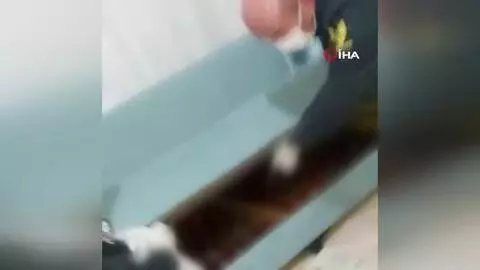 Son dakika haber | Ürettikleri kaçak içkileri otel odasında koltuğun altında saklarken yakalandılar Son dakika haber | Ürettikleri kaçak içkileri otel odasında koltuğun altında saklarken yakalandılar