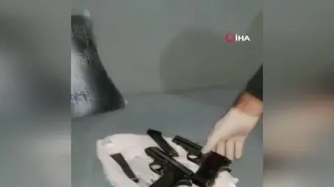 Son dakika haber | Ürettikleri kaçak içkileri otel odasında koltuğun altında saklarken yakalandılar Son dakika haber | Ürettikleri kaçak içkileri otel odasında koltuğun altında saklarken yakalandılar