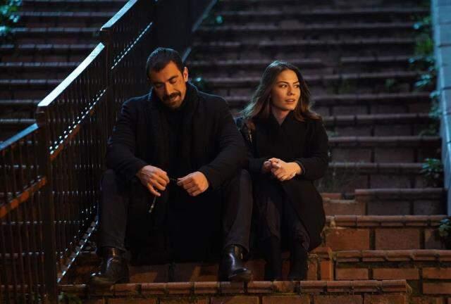 Zeynep Kumral ve Teoman Kumbaracıbaşı Doğduğun Ev Kaderindir dizisinden ayrıldı Zeynep Kumral ve Teoman Kumbaracıbaşı Doğduğun Ev Kaderindir dizisinden ayrıldı