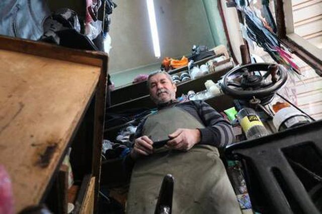 29 yıldır geçimini 1,5 metrekarelik dükkandan sağlıyor