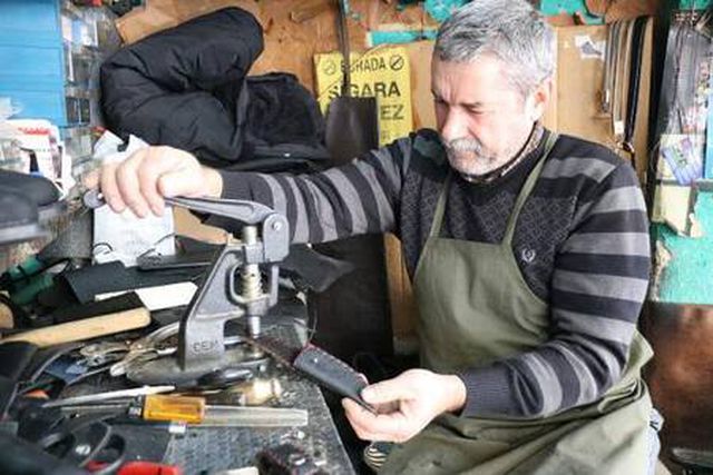 29 yıldır geçimini 1,5 metrekarelik dükkandan sağlıyor