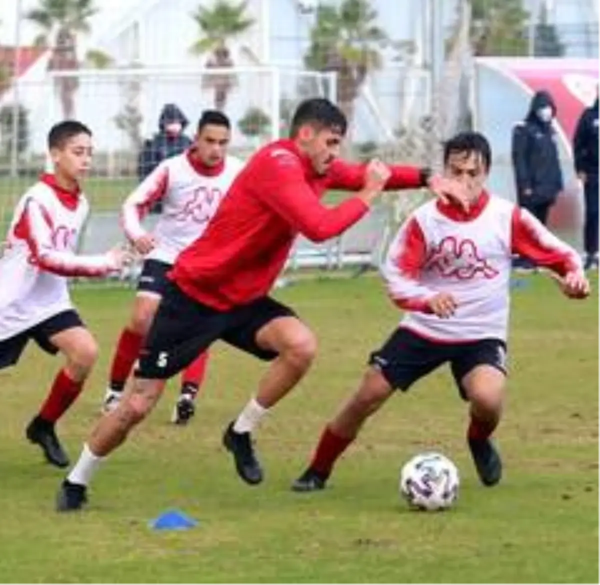 Antalyaspor'da Doğukan Sinik ile Bahadır Öztürk, 15 yaş altı takımıyla çalıştı
