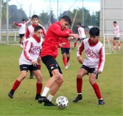 Antalyaspor'da Doğukan Sinik ile Bahadır Öztürk, 15 yaş altı takımıyla çalıştı Antalyaspor'da Doğukan Sinik ile Bahadır Öztürk, 15 yaş altı takımıyla çalıştı