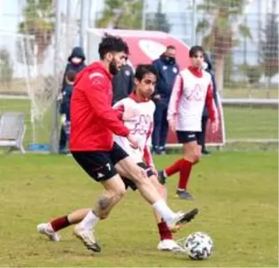 Antalyaspor'da Doğukan Sinik ile Bahadır Öztürk, 15 yaş altı takımıyla çalıştı Antalyaspor'da Doğukan Sinik ile Bahadır Öztürk, 15 yaş altı takımıyla çalıştı
