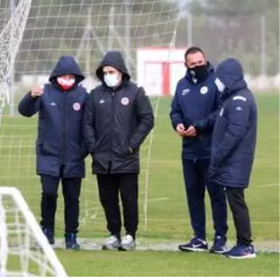 Antalyaspor'da Doğukan Sinik ile Bahadır Öztürk, 15 yaş altı takımıyla çalıştı Antalyaspor'da Doğukan Sinik ile Bahadır Öztürk, 15 yaş altı takımıyla çalıştı