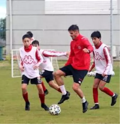 Antalyaspor'da Doğukan Sinik ile Bahadır Öztürk, 15 yaş altı takımıyla çalıştı Antalyaspor'da Doğukan Sinik ile Bahadır Öztürk, 15 yaş altı takımıyla çalıştı