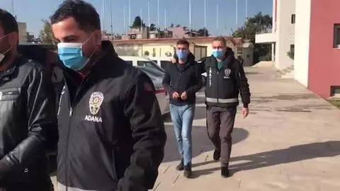 Bir kişiyi bıçaklayarak öldürdüğü öne sürülen zanlı tutuklandı Bir kişiyi bıçaklayarak öldürdüğü öne sürülen zanlı tutuklandı