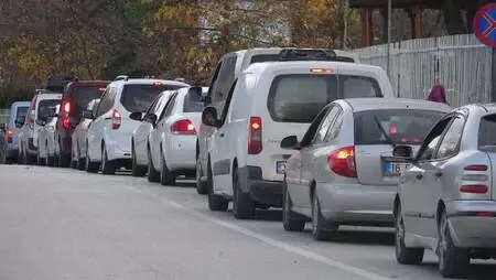 Bursa'da, kısıtlama öncesi yine su kuyruğu Bursa'da, kısıtlama öncesi yine su kuyruğu