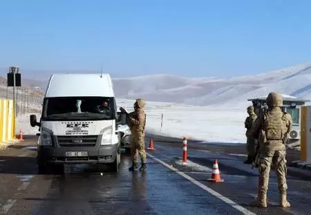 Çığ düşmesiyle 42 kişinin yaşamını yitirdiği kara yolunda kış çilesi başladı Çığ düşmesiyle 42 kişinin yaşamını yitirdiği kara yolunda kış çilesi başladı