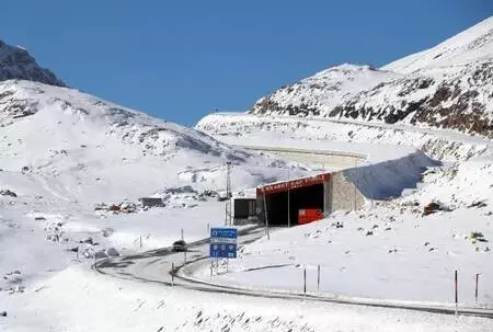 Çığ düşmesiyle 42 kişinin yaşamını yitirdiği kara yolunda kış çilesi başladı Çığ düşmesiyle 42 kişinin yaşamını yitirdiği kara yolunda kış çilesi başladı