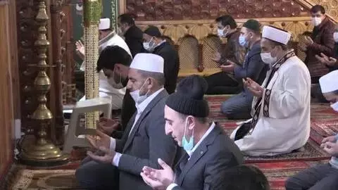Cumhurbaşkanı Yardımcısı Oktay, kıldığı namazın ardından yağmur duasına katıldı Cumhurbaşkanı Yardımcısı Oktay, kıldığı namazın ardından yağmur duasına katıldı