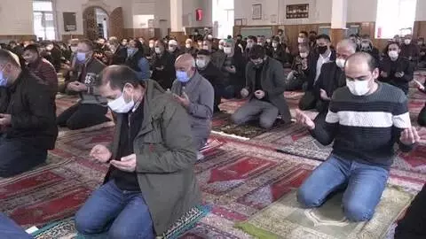 Cumhurbaşkanı Yardımcısı Oktay, kıldığı namazın ardından yağmur duasına katıldı Cumhurbaşkanı Yardımcısı Oktay, kıldığı namazın ardından yağmur duasına katıldı
