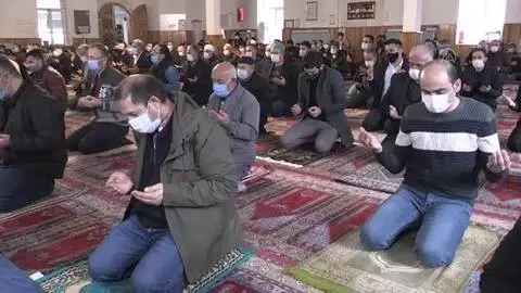 Cumhurbaşkanı Yardımcısı Oktay, kıldığı namazın ardından yağmur duasına katıldı Cumhurbaşkanı Yardımcısı Oktay, kıldığı namazın ardından yağmur duasına katıldı