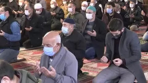 Cumhurbaşkanı Yardımcısı Oktay, kıldığı namazın ardından yağmur duasına katıldı Cumhurbaşkanı Yardımcısı Oktay, kıldığı namazın ardından yağmur duasına katıldı