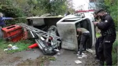 Dik rampadan çıkamayan kamyonet devrildi: 2 yaralı Dik rampadan çıkamayan kamyonet devrildi: 2 yaralı