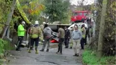 Dik rampadan çıkamayan kamyonet devrildi: 2 yaralı Dik rampadan çıkamayan kamyonet devrildi: 2 yaralı