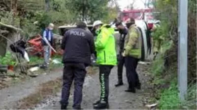Dik rampadan çıkamayan kamyonet devrildi: 2 yaralı Dik rampadan çıkamayan kamyonet devrildi: 2 yaralı