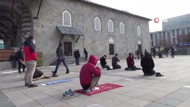 Erzurum'da Cuma namazı sonrası yağmur duası edildi