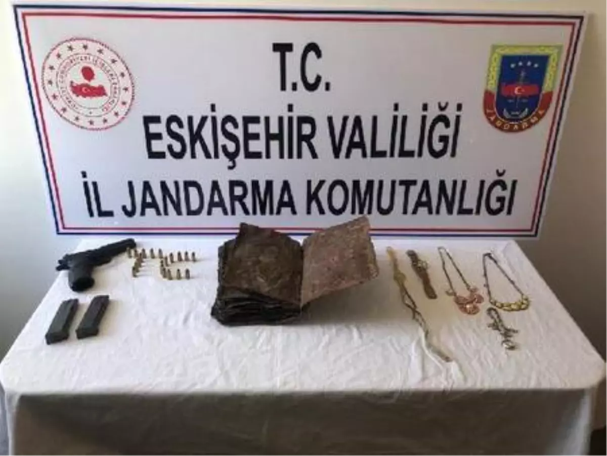 Eskişehir'de bin yıllık el yazması İncil ele geçirildi (2)