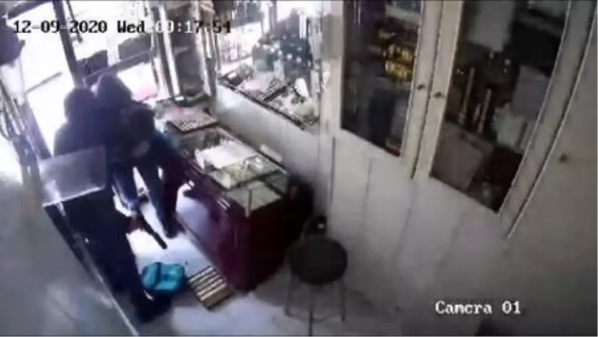 Fatih'te kuyumcu soygunu kamerada