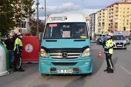 Fazla yolcu taşıyan dolmuş şoförüne pandemi denetiminde para cezası Fazla yolcu taşıyan dolmuş şoförüne pandemi denetiminde para cezası