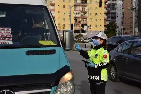 Fazla yolcu taşıyan dolmuş şoförüne pandemi denetiminde para cezası Fazla yolcu taşıyan dolmuş şoförüne pandemi denetiminde para cezası