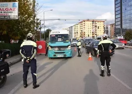 Fazla yolcu taşıyan dolmuş şoförüne pandemi denetiminde para cezası Fazla yolcu taşıyan dolmuş şoförüne pandemi denetiminde para cezası