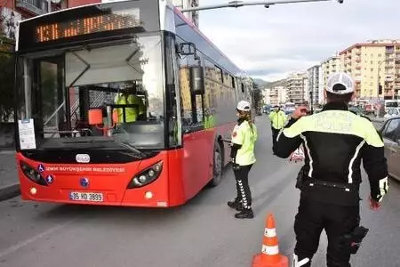 Fazla yolcu taşıyan dolmuş şoförüne pandemi denetiminde para cezası Fazla yolcu taşıyan dolmuş şoförüne pandemi denetiminde para cezası