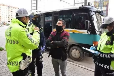 Fazla yolcu taşıyan dolmuş şoförüne pandemi denetiminde para cezası Fazla yolcu taşıyan dolmuş şoförüne pandemi denetiminde para cezası