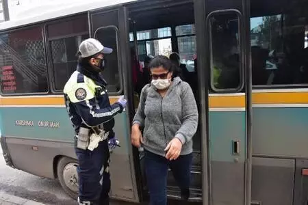 Fazla yolcu taşıyan dolmuş şoförüne pandemi denetiminde para cezası Fazla yolcu taşıyan dolmuş şoförüne pandemi denetiminde para cezası