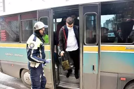 Fazla yolcu taşıyan dolmuş şoförüne pandemi denetiminde para cezası Fazla yolcu taşıyan dolmuş şoförüne pandemi denetiminde para cezası