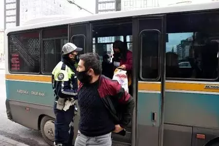 Fazla yolcu taşıyan dolmuş şoförüne pandemi denetiminde para cezası Fazla yolcu taşıyan dolmuş şoförüne pandemi denetiminde para cezası