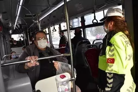 Fazla yolcu taşıyan dolmuş şoförüne pandemi denetiminde para cezası Fazla yolcu taşıyan dolmuş şoförüne pandemi denetiminde para cezası