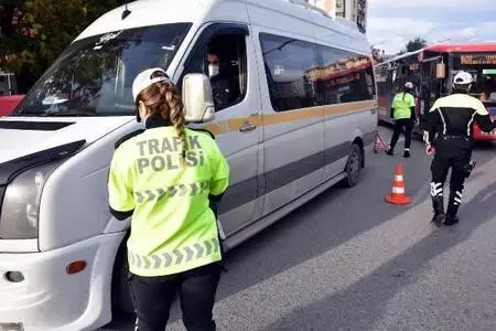 Fazla yolcu taşıyan dolmuş şoförüne pandemi denetiminde para cezası Fazla yolcu taşıyan dolmuş şoförüne pandemi denetiminde para cezası