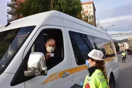 Fazla yolcu taşıyan dolmuş şoförüne pandemi denetiminde para cezası Fazla yolcu taşıyan dolmuş şoförüne pandemi denetiminde para cezası