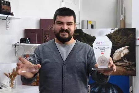 Gelin ve damat fotoğraflarıyla katılığı yarışmadan, birincilikle döndü Gelin ve damat fotoğraflarıyla katılığı yarışmadan, birincilikle döndü