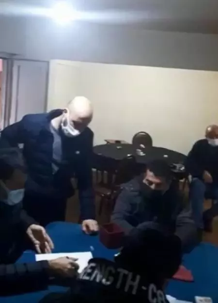 Son dakika gündem: Gizli geçitle girilen iş yerinde kumar oynarken yakalandılar Son dakika gündem: Gizli geçitle girilen iş yerinde kumar oynarken yakalandılar